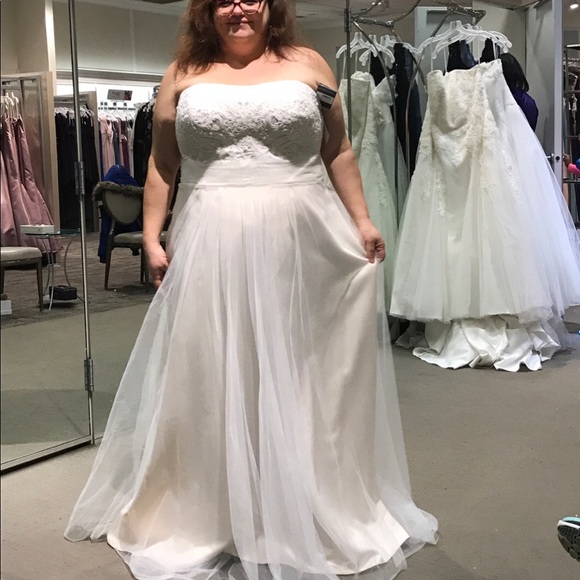 Ivory/champagne Wedding Dress with bustled train. - Picture 3 of 8